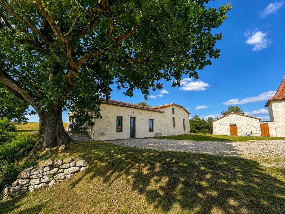 Vente Maison À seulement 5 minutes de Bon-Encontre et 15 minutes d'Agen Sud et de l'autoroute, découvrez cette magnifique propriété en pierre Saint-caprais-de-lerm