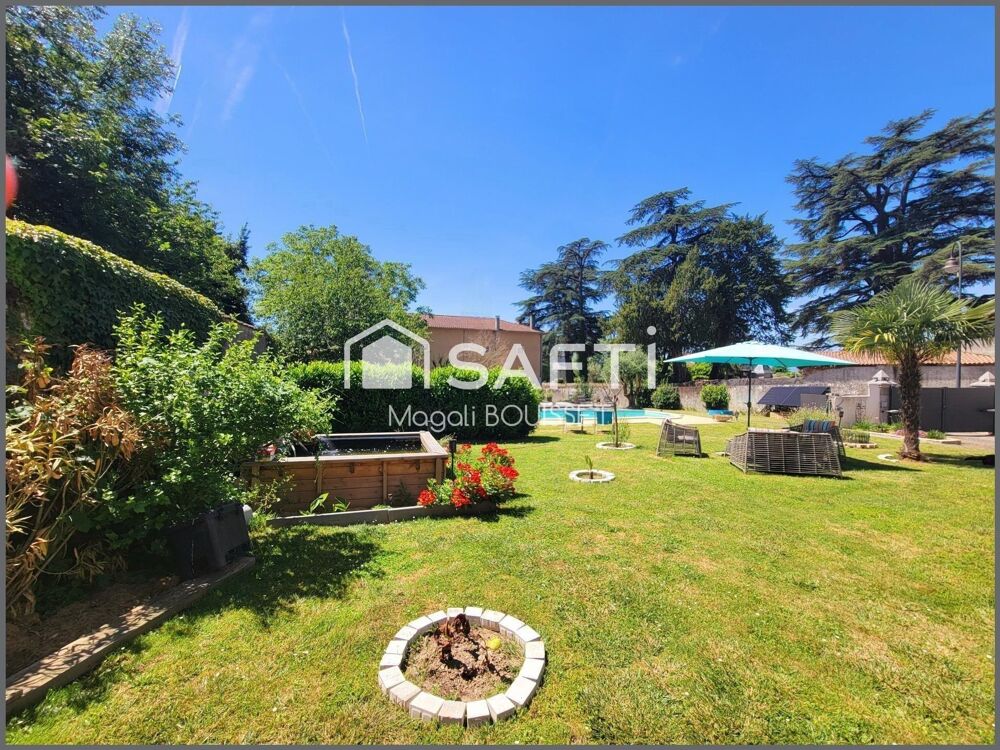 Belle prestation, maison T4 de 138m² et son studio T1 environ 28m², combles, terrasses, cour, abris couverts, garage, atelier, g