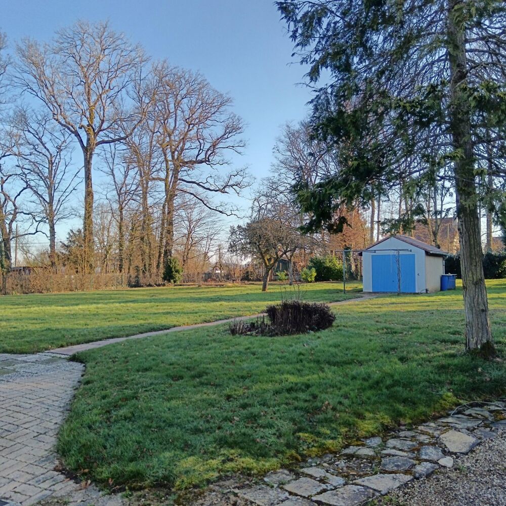 À MIRECOURT ! Dans un quartier calme et cadre champêtre, cette maison 95 m²  6 pièces offre 3 chambres, 2 salles de bain, terra