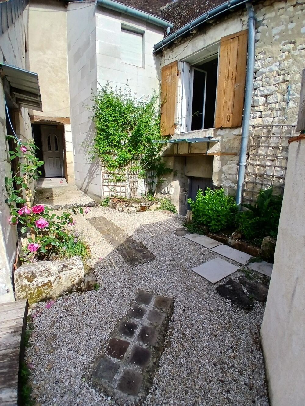 Maison de ville 80 m2 , son patio et garage,terrain