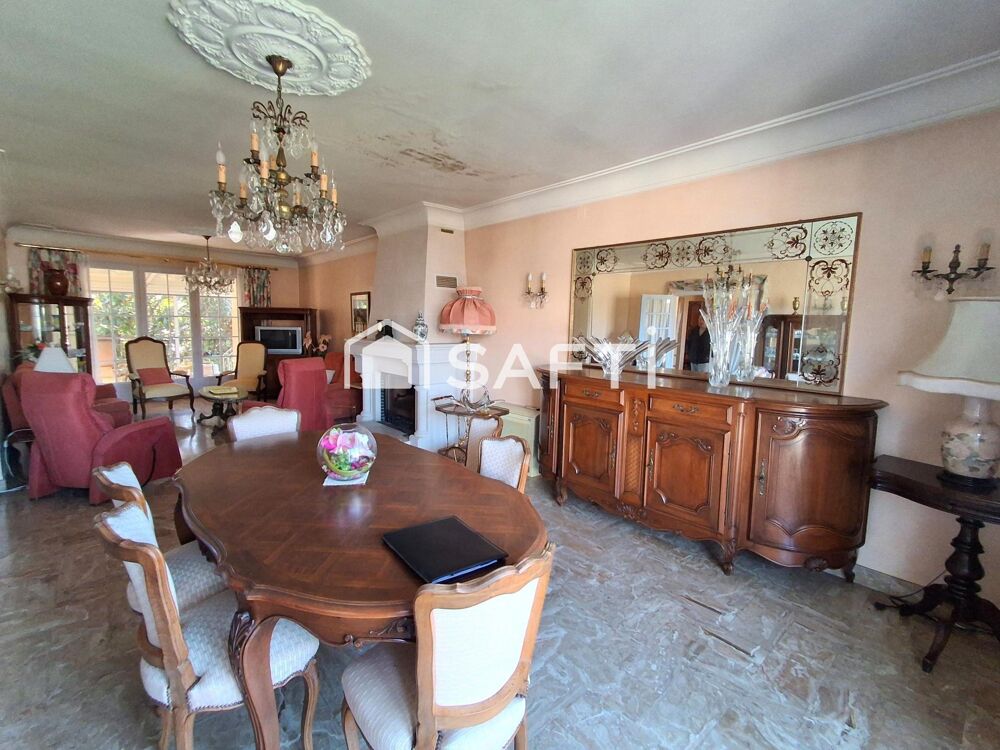 à 2 mins d'un village avec commerces et services, grande maison de 239 m² habitable avec dépendances