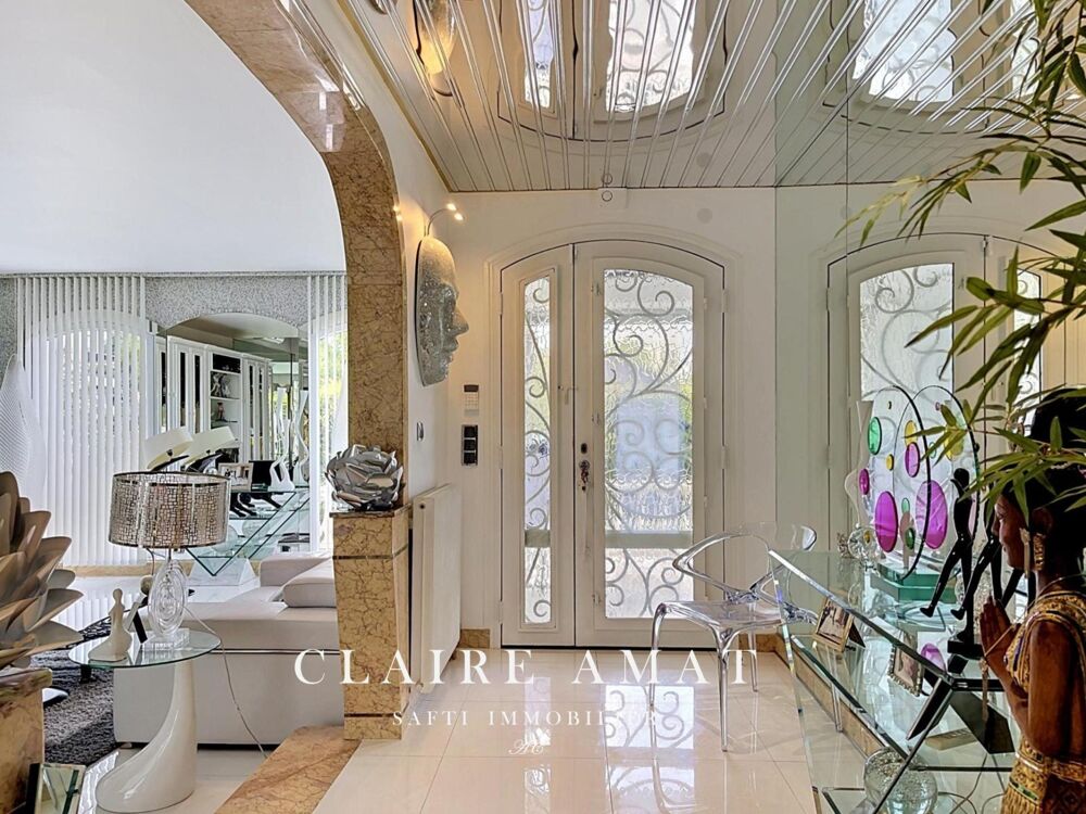 Élégante Mansard baignée de lumière, au charme raffiné et aux inspirations dun véritable palais de glaces.