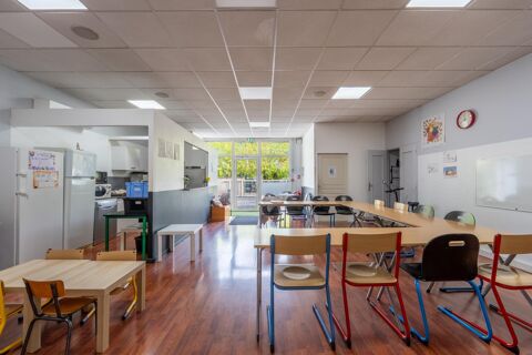   Bâtiment professionnel indépendant 481 m² avec cour et sous-sol 
