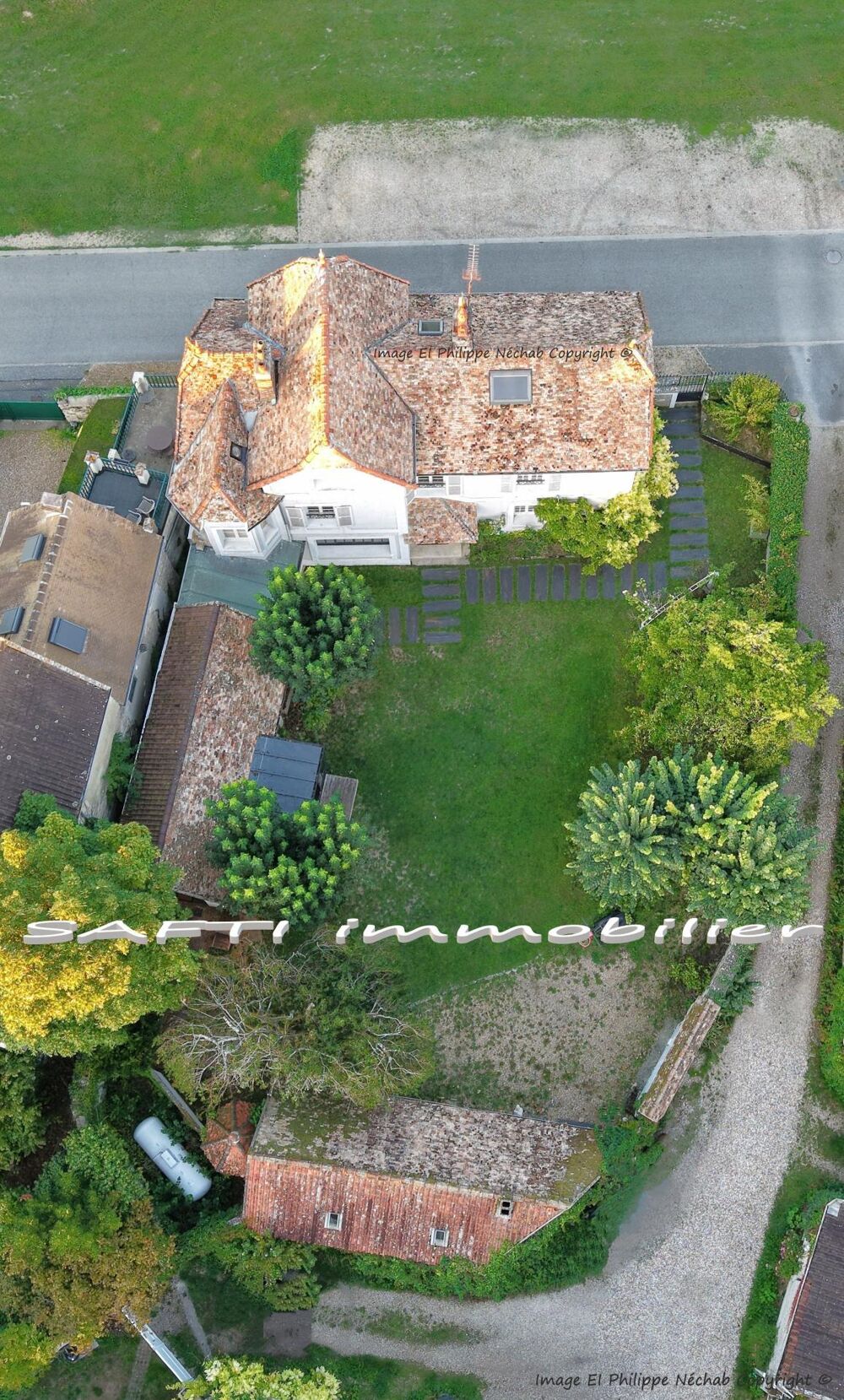 Maison de charme avec 4 chambres / 191m2 sur 600m2 de terrain clos de hauts murs + dépendances