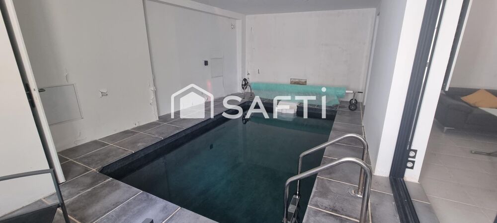 Belle bâtisse avec piscine intérieure et terrasse