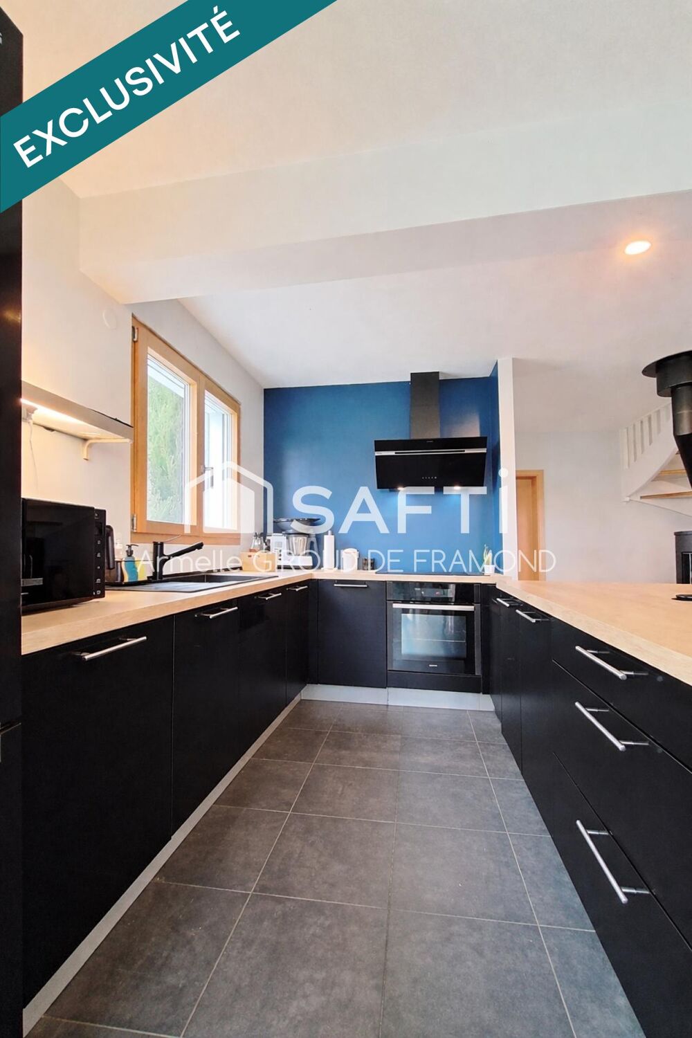 Située à Kembs (68680), cette maison, semi-mitoyenne de 125 m2, 6 pièces, 4 chambres, sur 437 m2 de terrain clôturé, belle terra