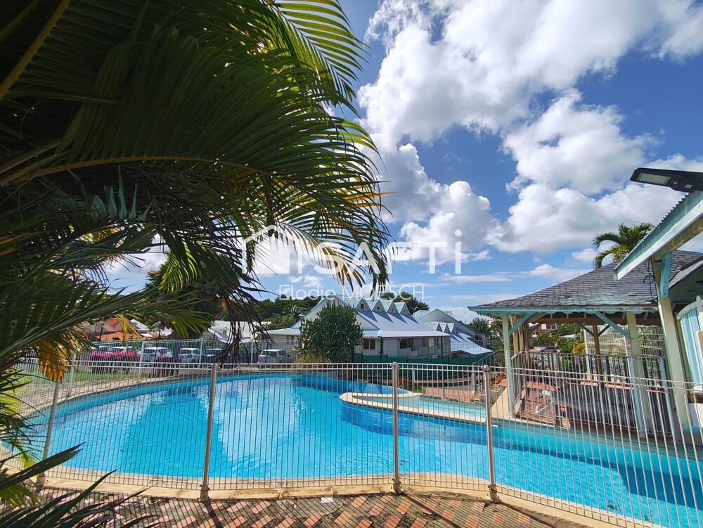 Vente Appartement T2 Duplex avec piscine situé à 5 min à pieds de la plage d'une des plus belle plage de l'ile ! Sainte-anne
