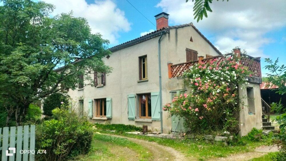 Ancienne ferme d'environ 220 m² avec deux grandes parcelles de terres agricoles, dépendances et puits .