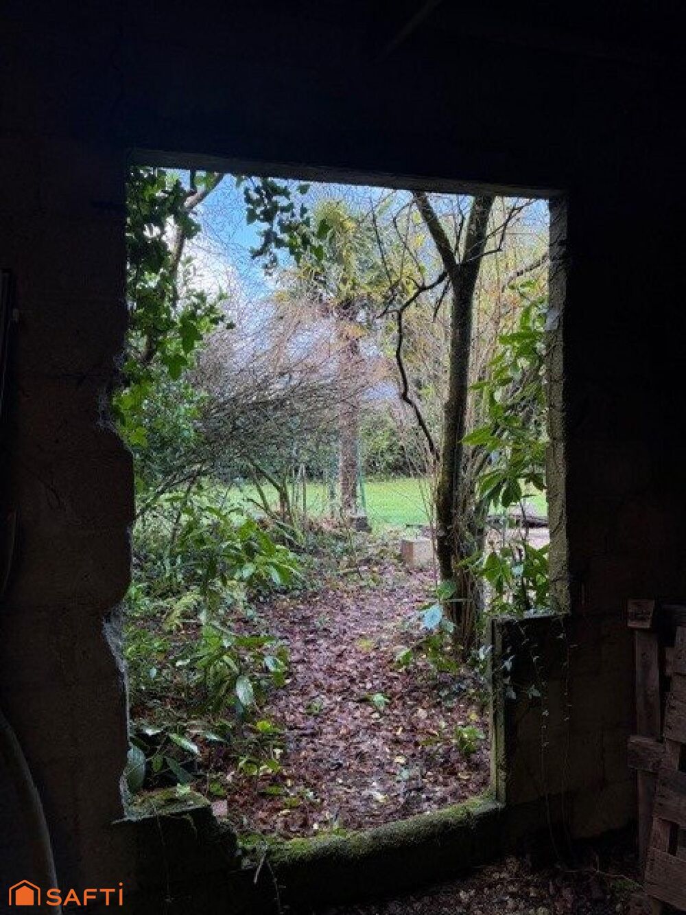 Terrain viabilisé avec ruine