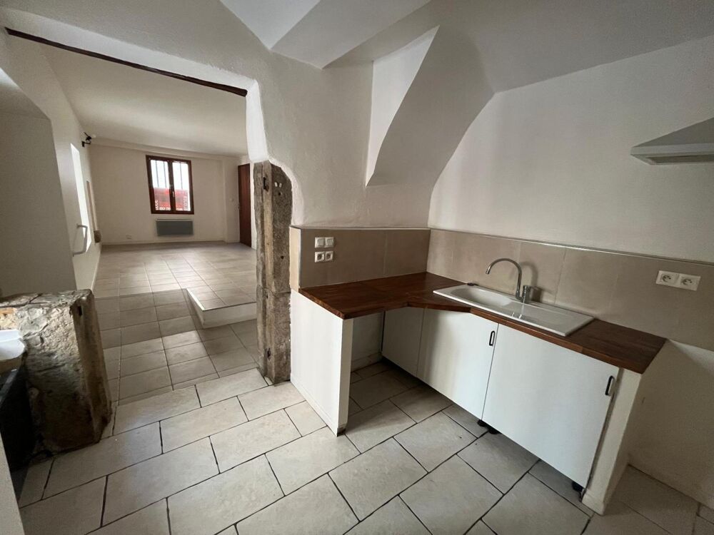 Location Appartement T2 au rez de chaussée d'un immeuble bien situé 38460 CREMIEU Cremieu