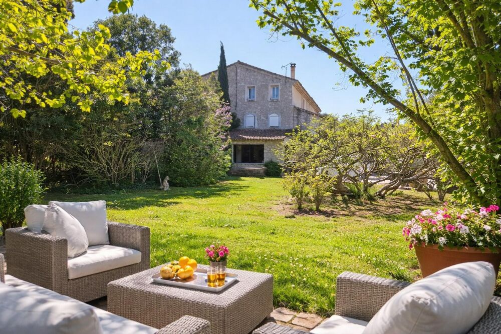 Un art de vivre rare au coeur de la Provence À quelques minutes de L'Isle-sur-la-Sorgue, ce mas en pierre de 274 m² incarne lélé