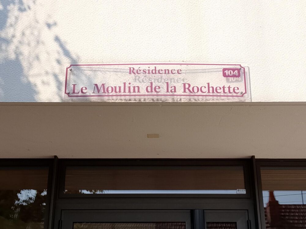 Bel appartement d' un grand standing bien situé dans un quartier calme possédant quatre belles chambres et d'une grande piéce de