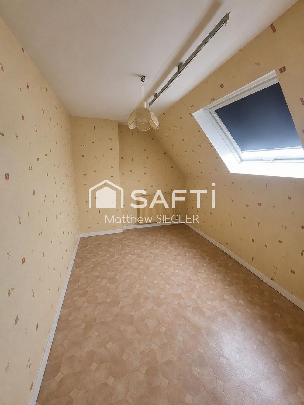 Maison ancienne offrant de beaux volumes, accompagnée de 2 dépendances et de 2 très grandes caves.