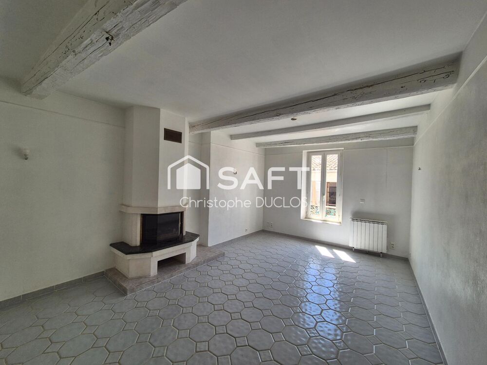 Appartement en duplex avec terrasse et garage non attenant.