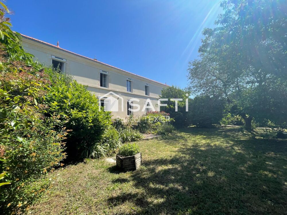 Maison 8 pièces 220 m² · à Puyrolland · 220 m² · 279 000 €