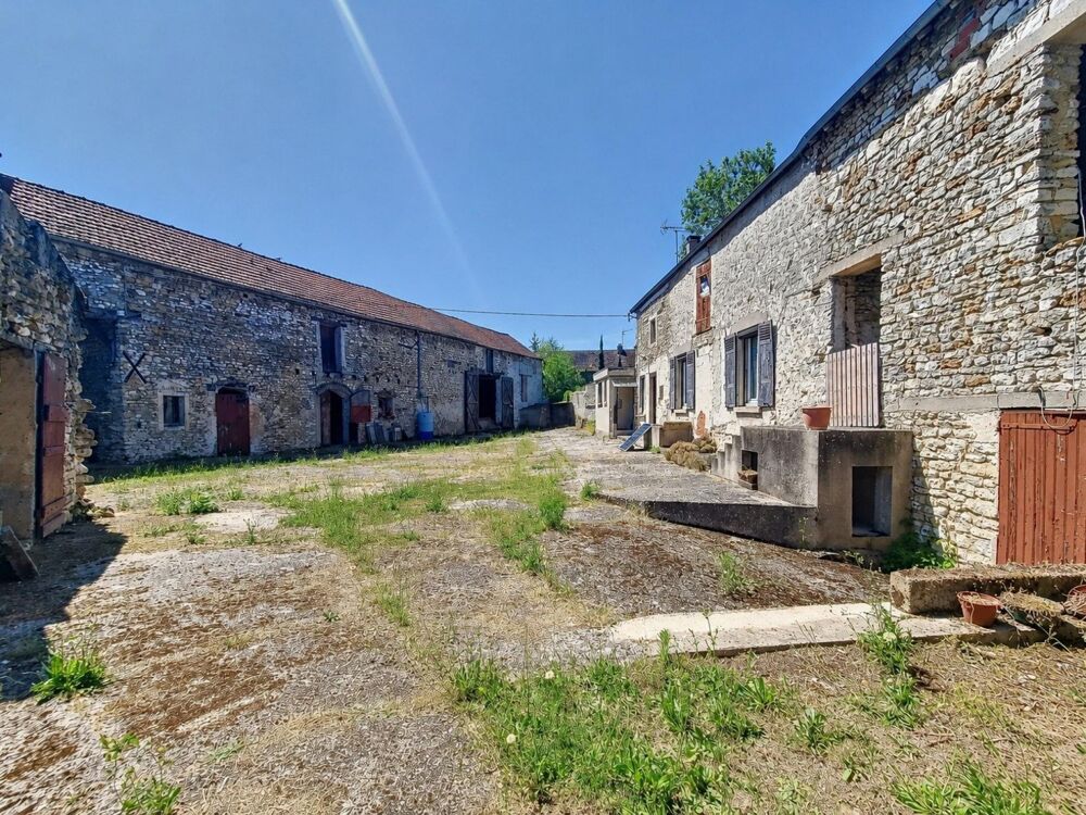 Corps de ferme de 400m2 , 10 pièces,parcelle de 930m2