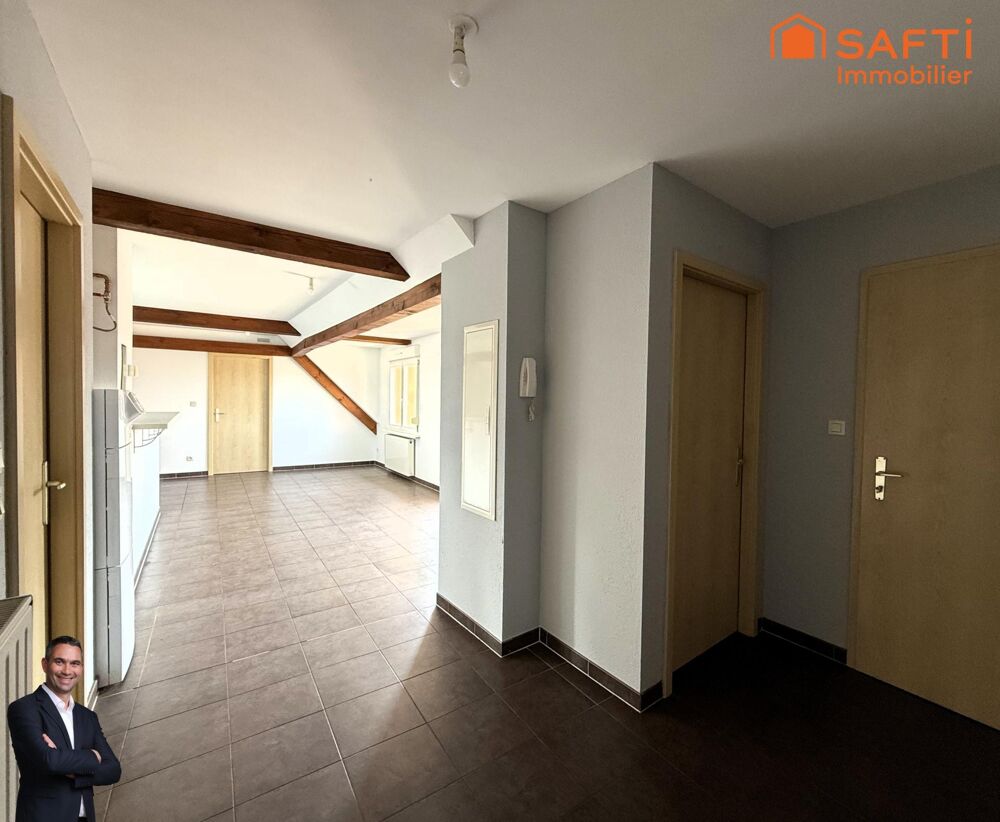 Superbe appartement de 3 pièces au 2éme et dernier étage, disposant d'un balcon, d'une place de stationnement privée et d'une ca