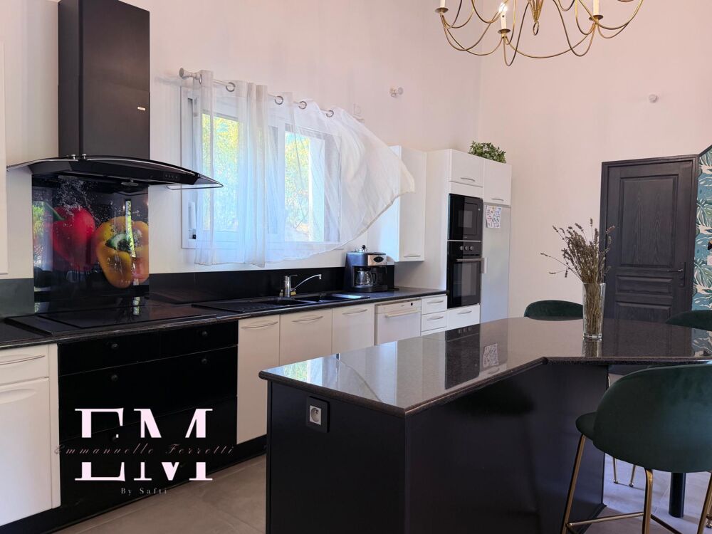 MAISON CONTEMPORAINE DANS LES PINS A DEUX PAS DES PLAGES