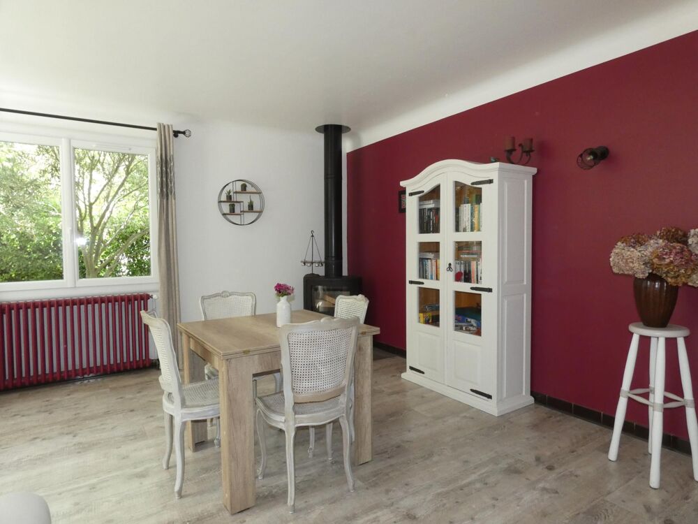Charmante villa rénovée T4 de 100m² avec grand garage en rez-de-chaussée, grande terrasse avec vue dégagée et jardin.