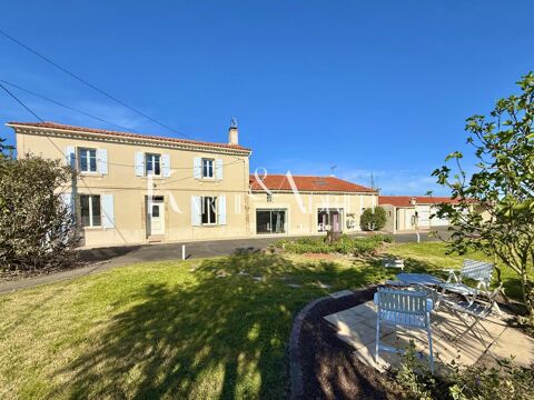   Propri�t� offrant trois garages, pr�au, jardin clos ainsi qu'un appartement Maison - 7 pi�ce(s) - 210 m�