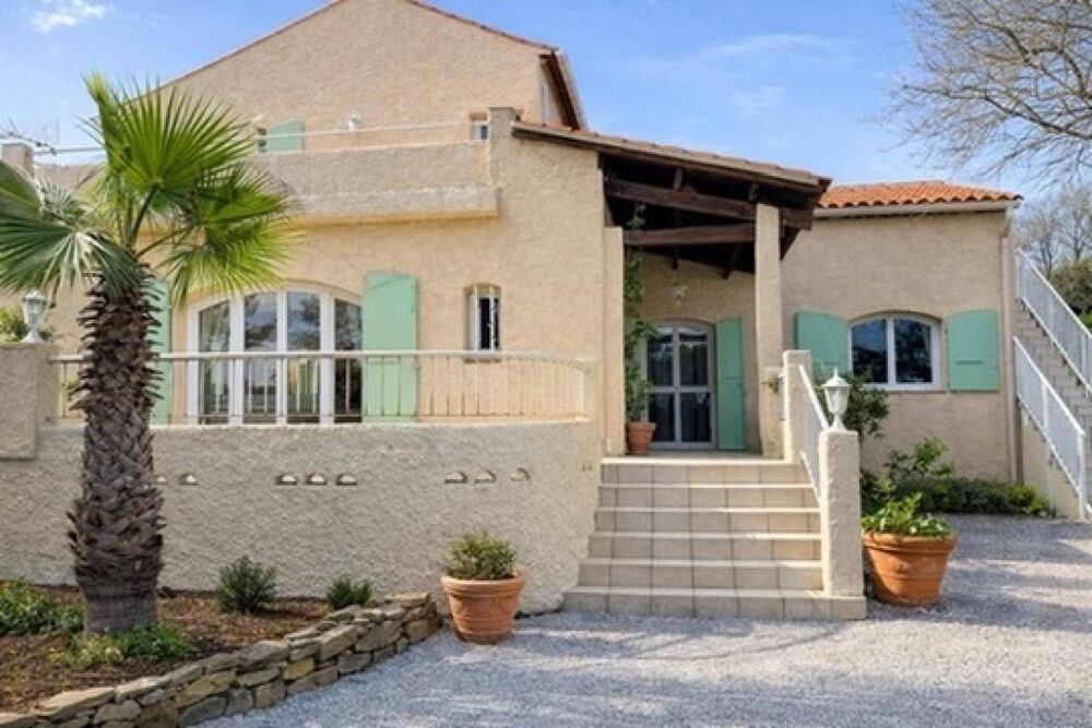 Maison Familiale 9 Pièces d'environ 233 m2 avec Terrasse et Piscine