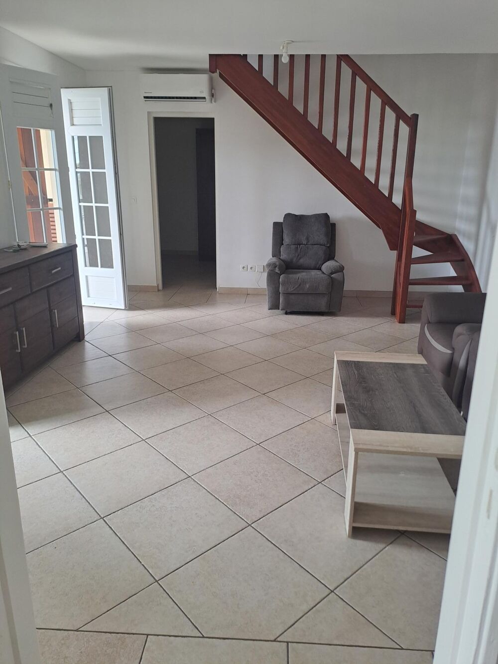Location Appartement Haut de villa propre et lumineux avec accès jardin Le lamentin
