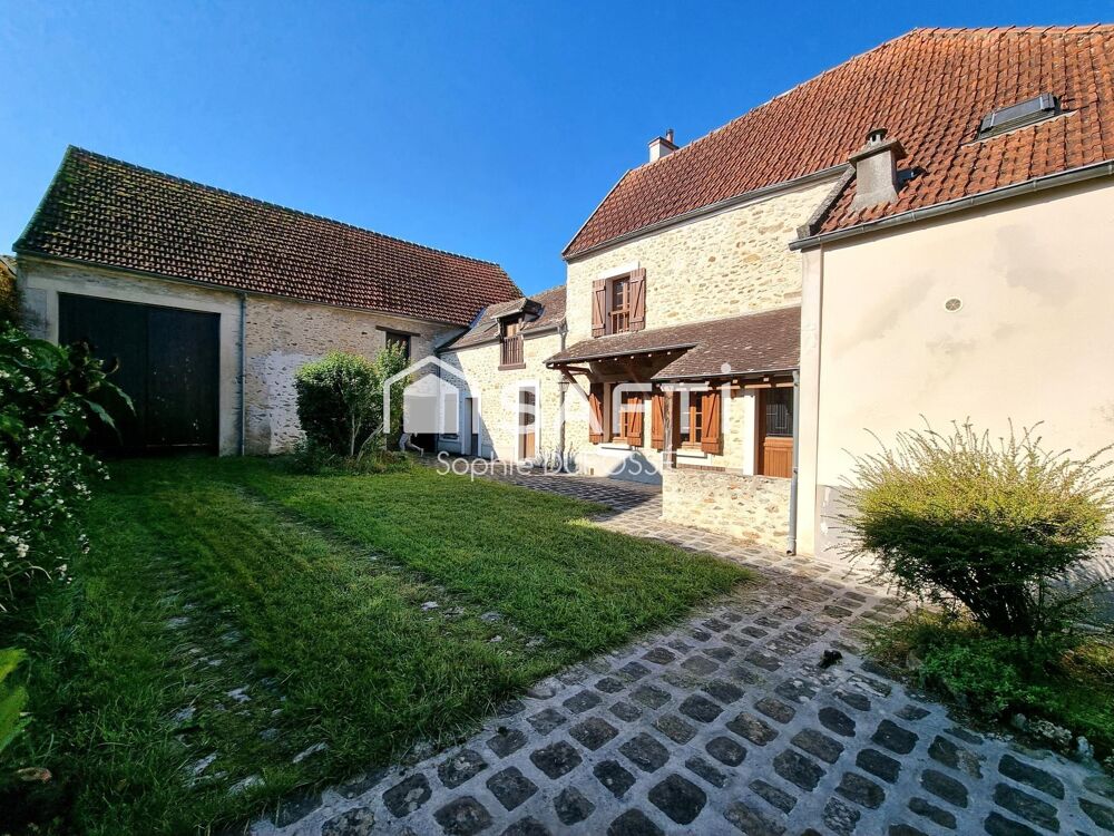 Beau potentiel pour cette maison en pierre de 127 m² à rénover avec deux granges sur un terrain clos de 705 m²