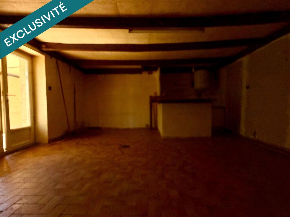 Bâtisse en pierre de 50 m² à rénover, avec véranda et jardinet.