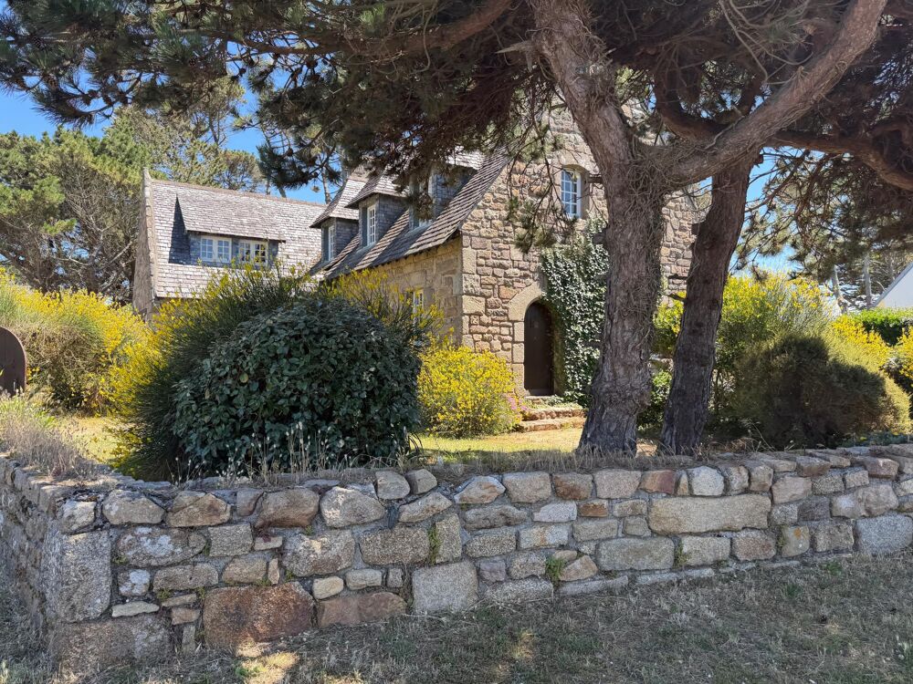 Magnifique maison en pierre à 200 m de la plage de la Grève Blanche.