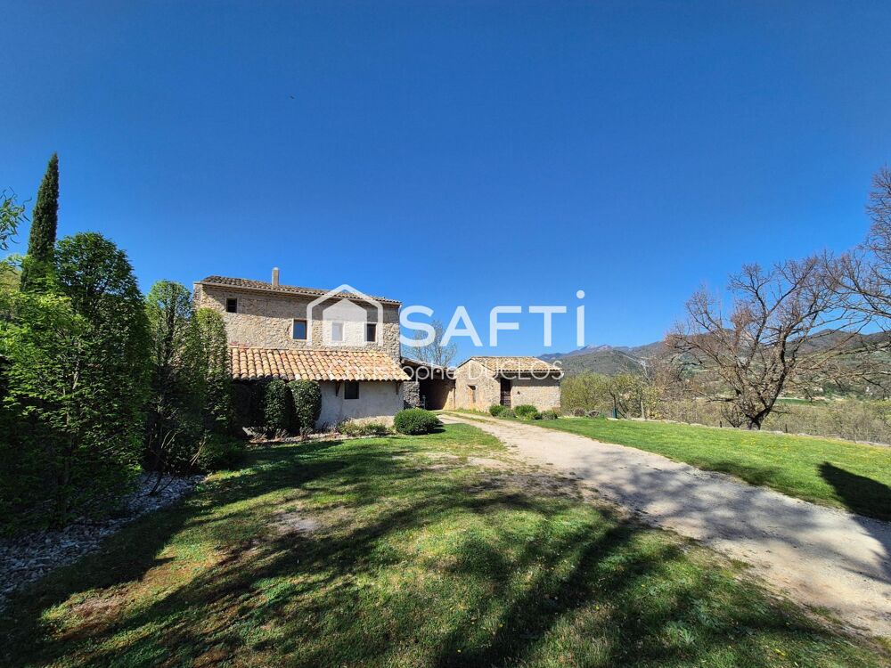 Spacieuse bastide en pierres avec dépendances et jardin paysager.