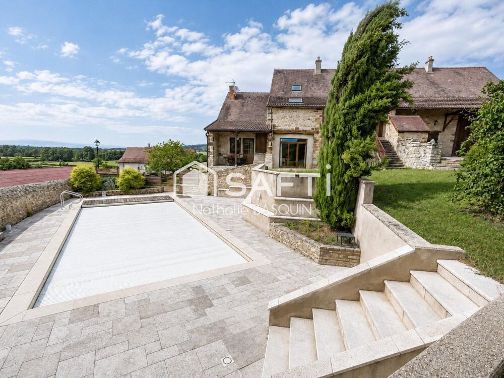 Maison en pierre de caractère 213 m2 avec piscine.