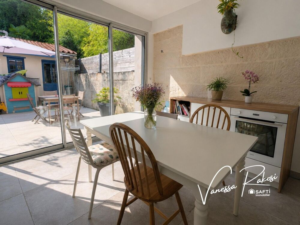 Vente Maison À Saintes, secteur Saint-Vivien, maison en pierre rénovée de 115 m² avec jardin, terrasse, cave et dépendance. Saintes