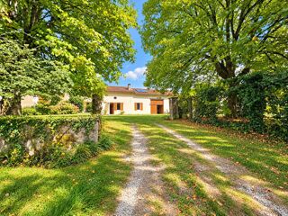 Vente Maison Ferme en pierres rénovée de 200m2 avec dépendances Petit-bersac