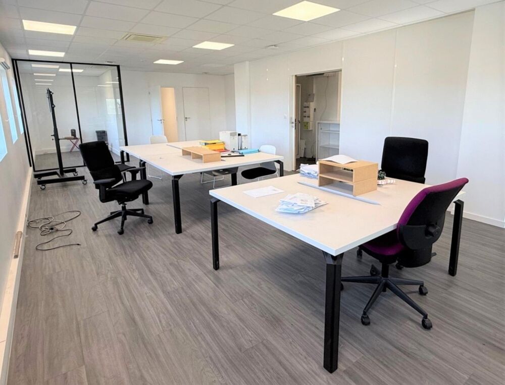   260 m² de bureaux climatisés et fonctionnel sur 2 étages. Disponible immédiatement Tresses