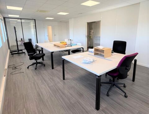   260 m² de bureaux climatisés et fonctionnel sur 2 étages. Disponible immédiatement 