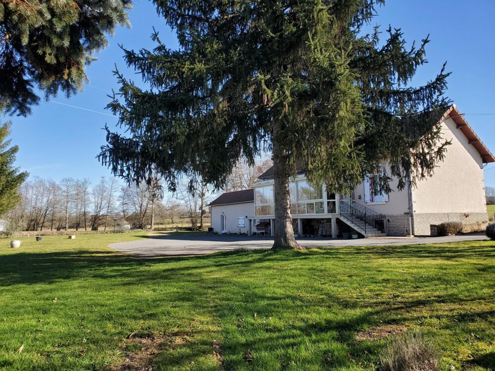 Domaine parsemé de plusieurs étangs, sa maison t4 et sa dépendance t2+2.