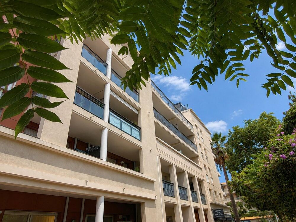Vente Appartement Beau T2 de 44m2 avec terrasse couverte,  et parking privatif  dans une  residence de standing recherchée avec ascenseur - centre Cavalaire-sur-mer