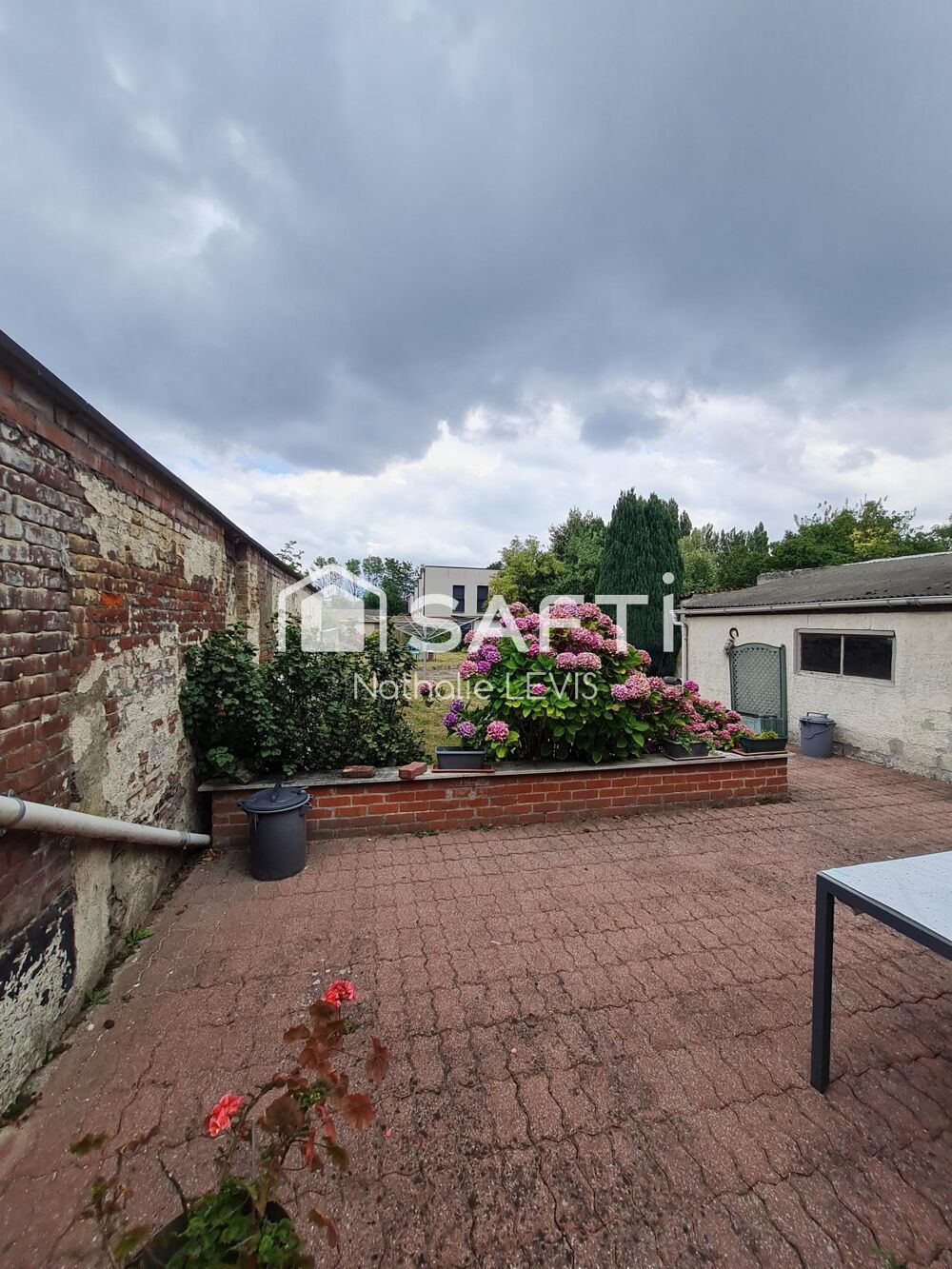 IMMEUBLE A CONFORTER pour investisseurs ou un artisan à la recherche d'ateliers et de parkings