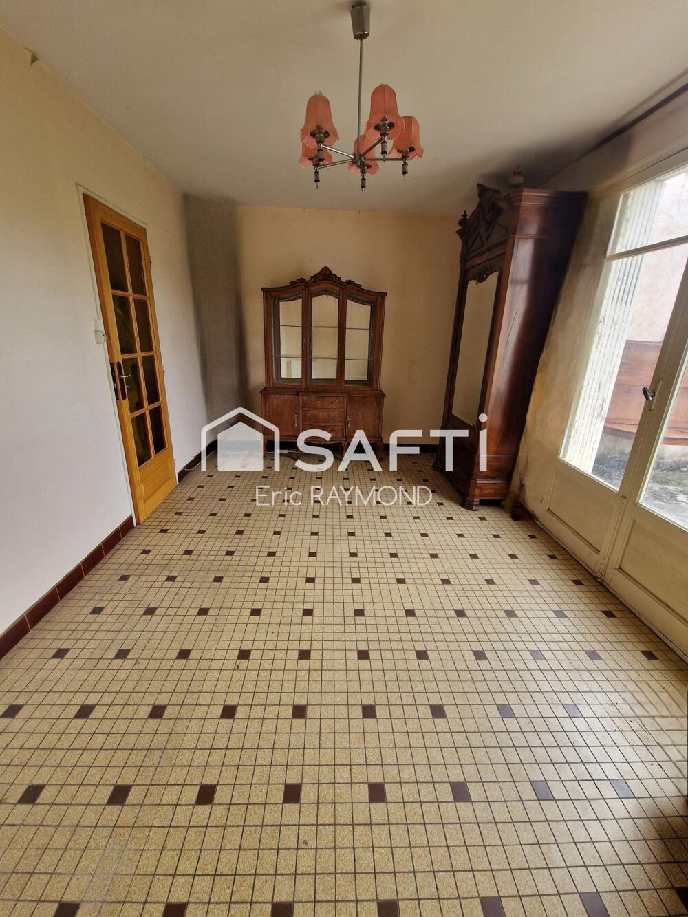 villa de type T5 avec petit jardin, proximité centre ville, divers commerces, écoles, collèges, lycées, installations sportives,