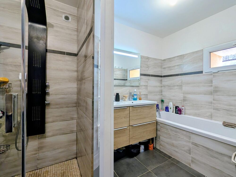Vente Maison Maison de ville rénovée avec jardin intime au coeur de Saint-Savin Saint-savin