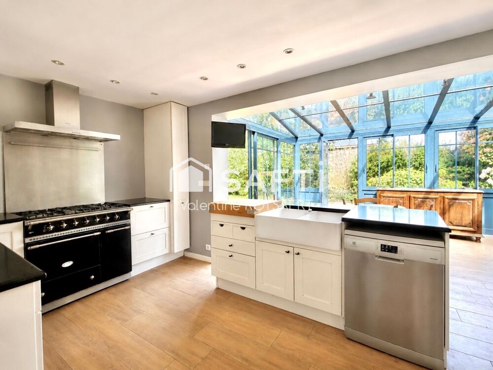 Vente Maison Propriété de 225 m² avec piscine et studio indépendant Pierrefonds