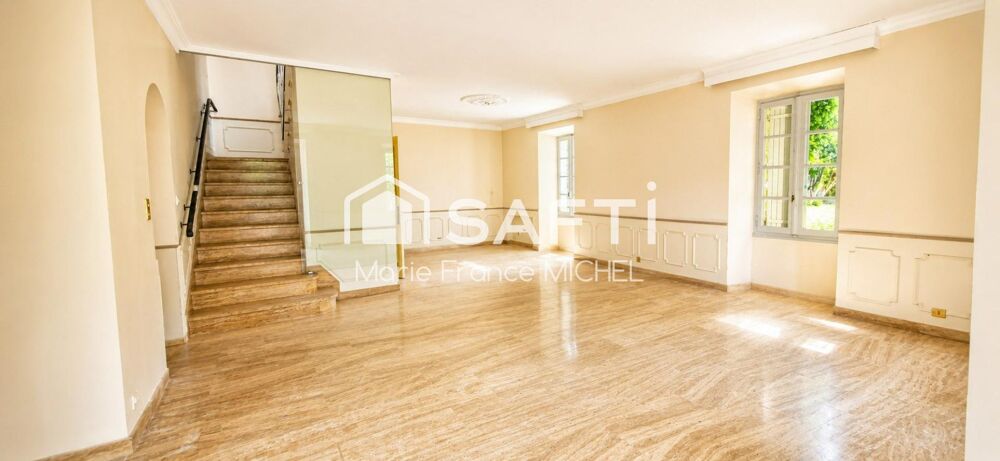 268 m² de caractère sur 885 m² de terrain ! Authentique maison en pierre offrant de beaux volumes, un grand garage, des dépendan