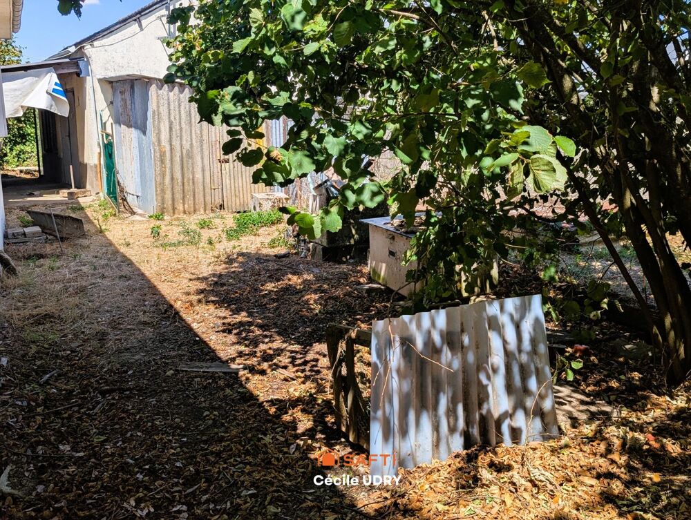 Maison avec vue dégagée sur la campagne, à rénover.