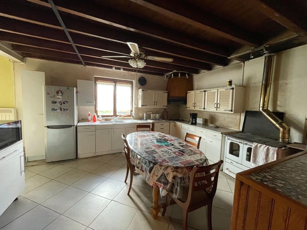 Vente Maison Au cœur de l'Allier, à Murat, venez découvrir cette maison de campagne pleine de potentiel ! Murat