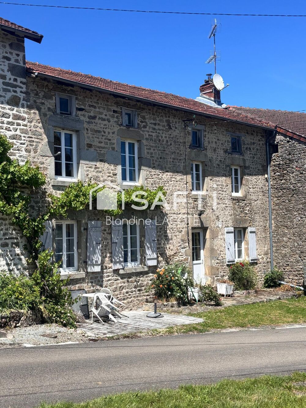 Vente Maison Maison mitoyenne en pierre, terrain et dépendance Masbaraud-merignat