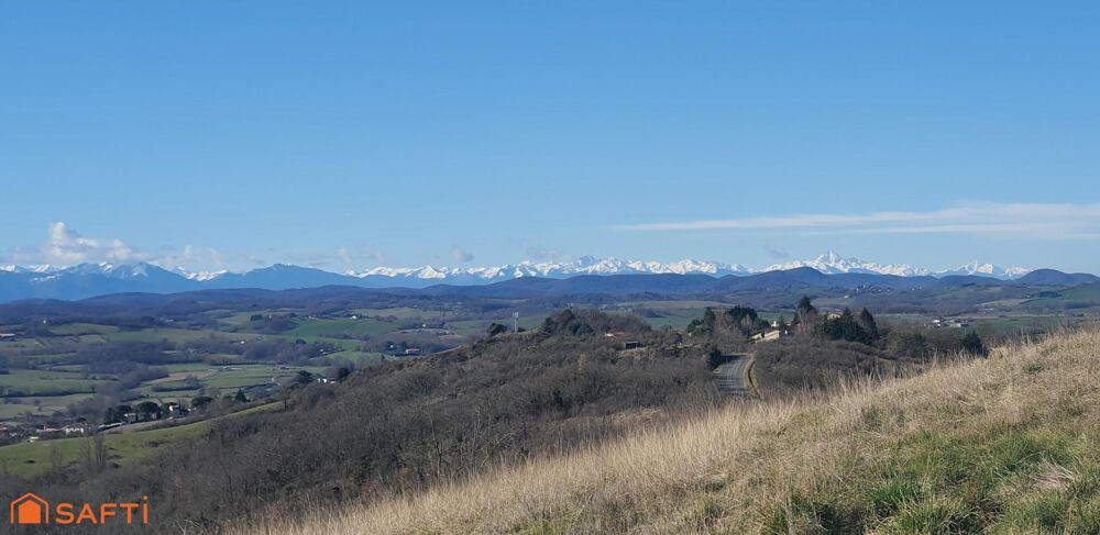 Ancienne ferme rénovée avec granges et vue panoramique sur la chaîne des Pyrénées