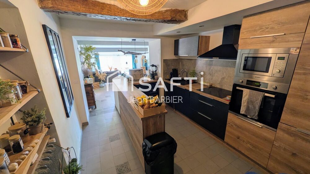 A dix minutes du port et au coeur de la campagne Sanaryenne, dans le secteur très recherché du Lancon,charmante batisse de 163m²