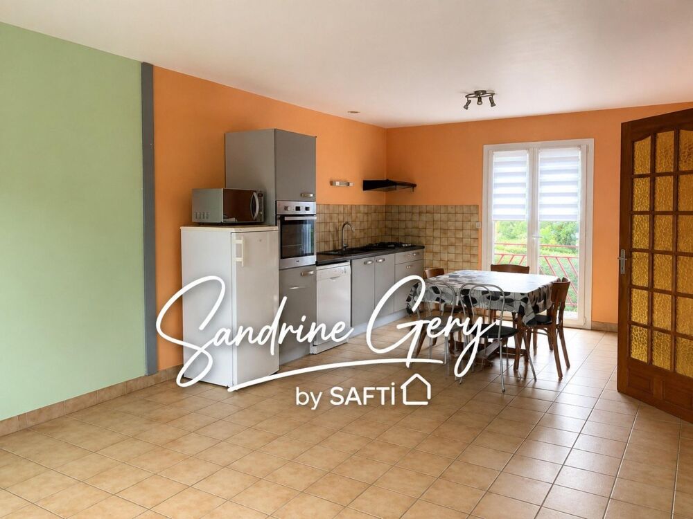 Maison familiale économe avec sous-sol à Saint-Saturnin-du-Limet. Aux portes de Craon, 3 chambres ,clim ,panneaux solaires ,poê