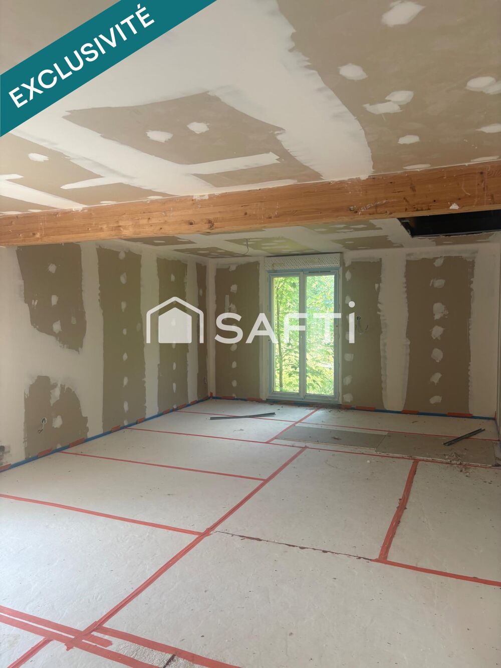 Pavillon de 2015 à terminer. Situé sur un terrain de 580 m2
