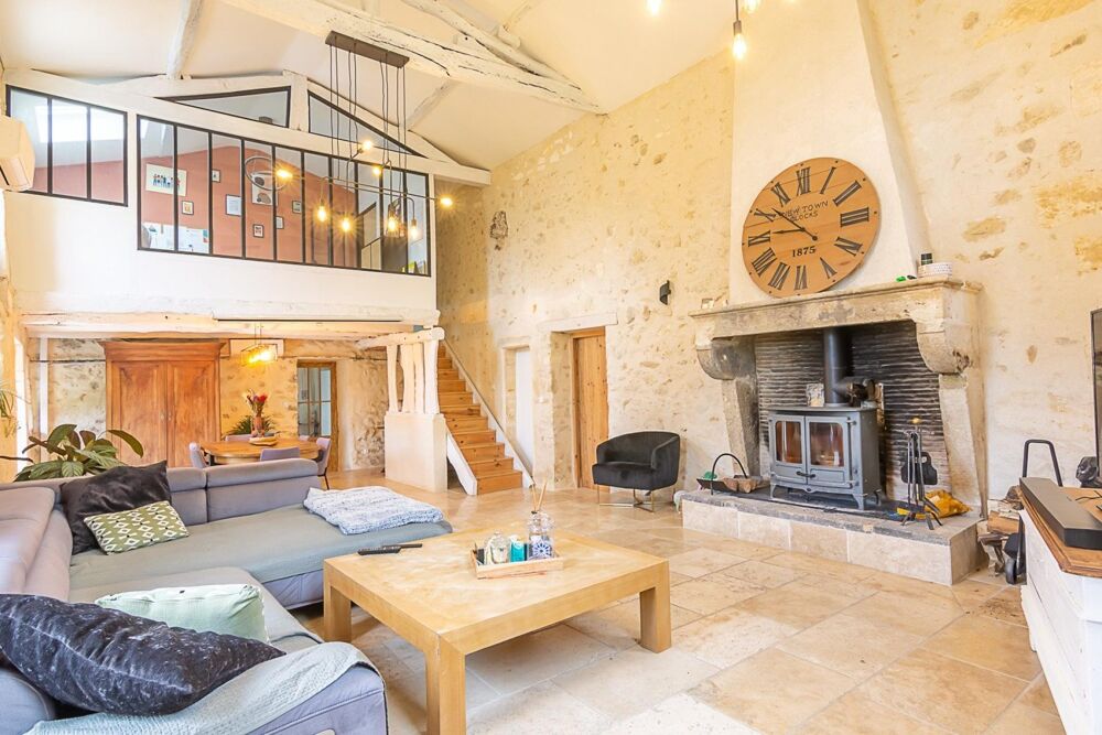 Ancienne ferme rénovée avec revenu locatif, piscine et dépendances  Villegouge